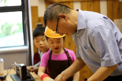 区人大常委会主任叶伟平赴黄龙和山幼儿园开展 六一 儿童节慰问活动